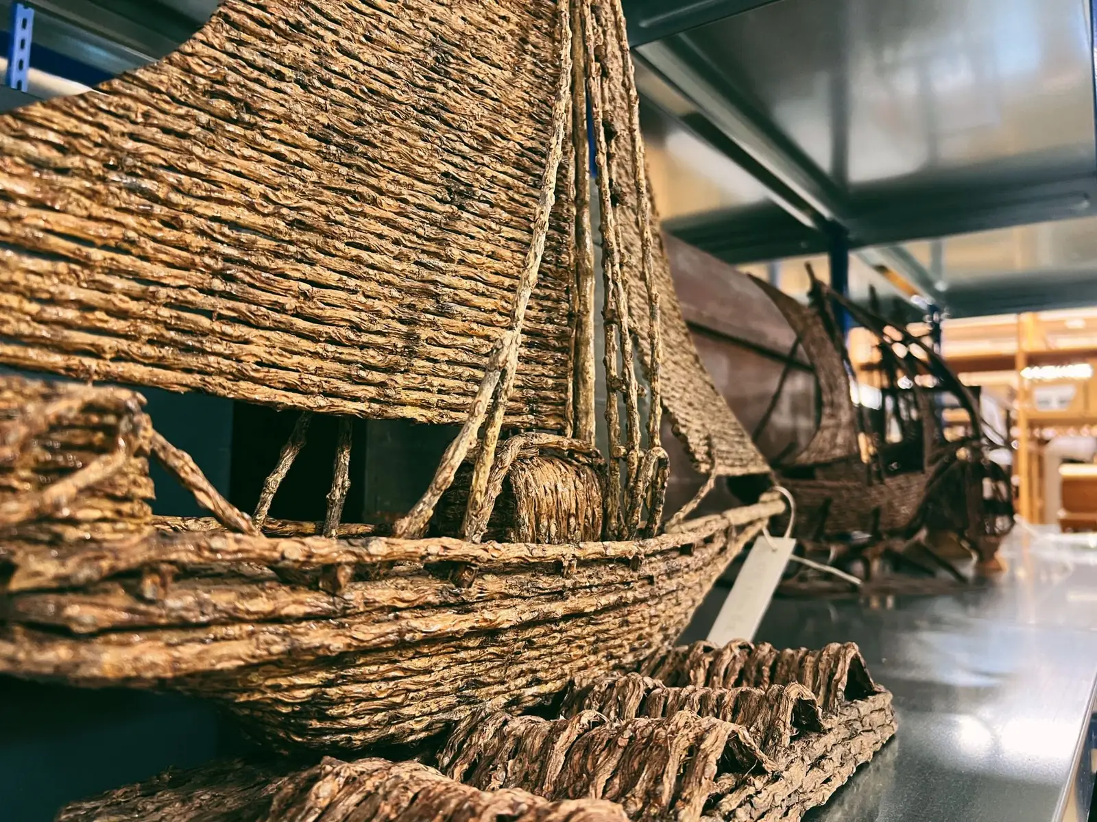 Geweven collectiemateriaal tijdens het Tambah Saja-project, foto door Reinda Hully