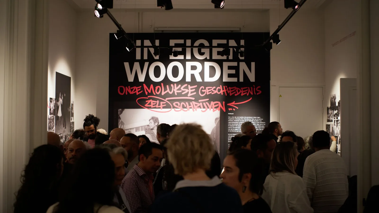 Bezoekers bij de titelwand van In Eigen Woorden