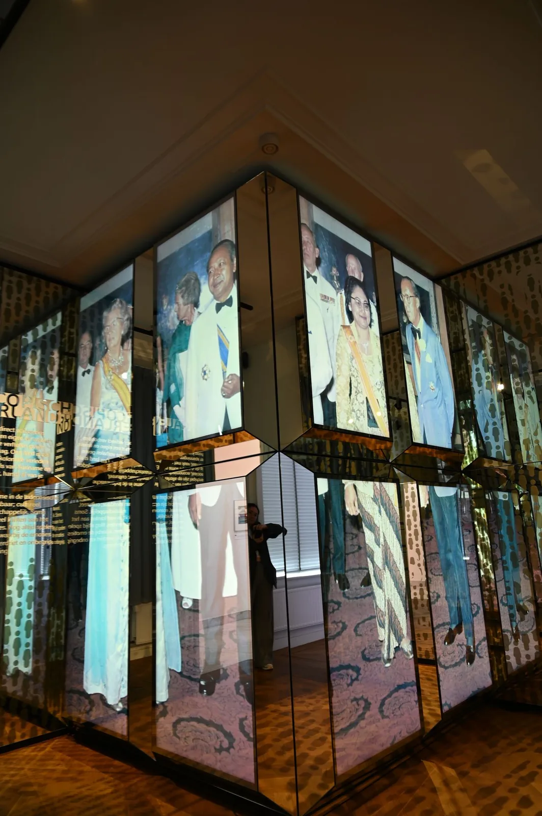 Installatie met spiegel en vitrine in ONS LAND