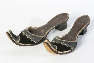 Kaos. Traditionele Molukse schoenen voor de vrouw. Wordt tijdens feesten gedragen door de 'nona rok'.