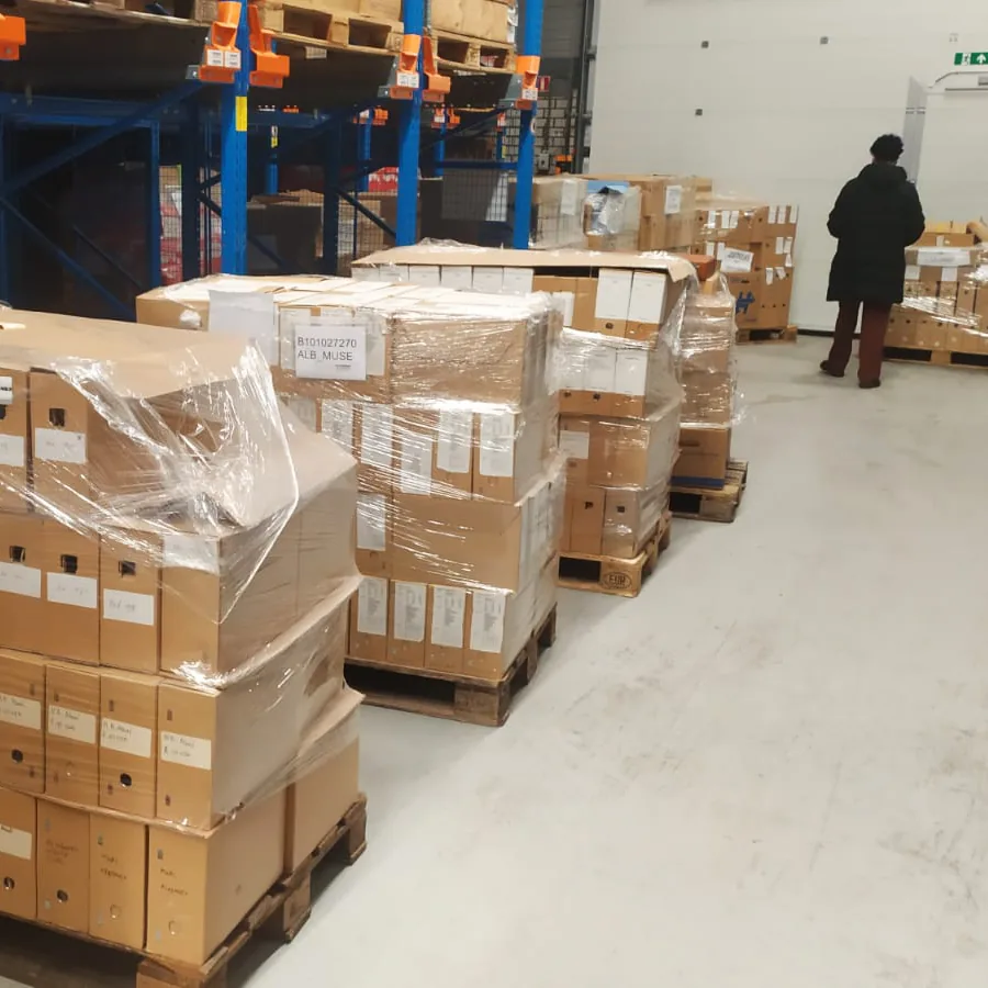 Archiefdozen met documenten uit de collectie