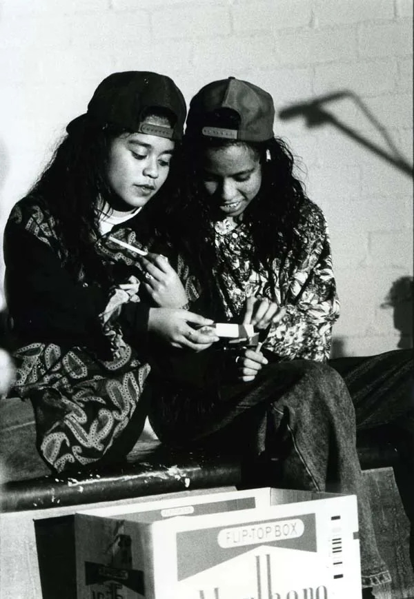 Een medewerker van Museum Maluku bekijkt materiaal tussen de archiefcollectie