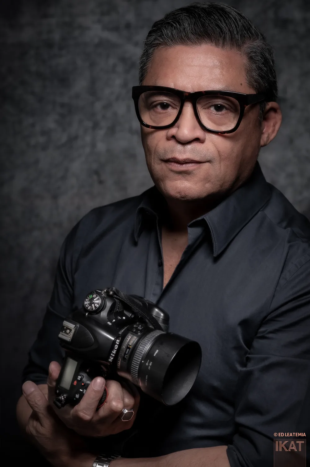Portret bij Werk 15 uit ROLE MODELS van Ed Leatemia