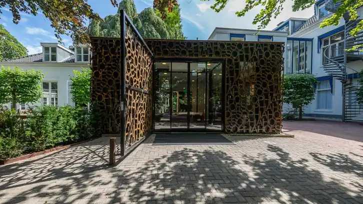 De entree van Museum Maluku in de Sophiahof in Den Haag