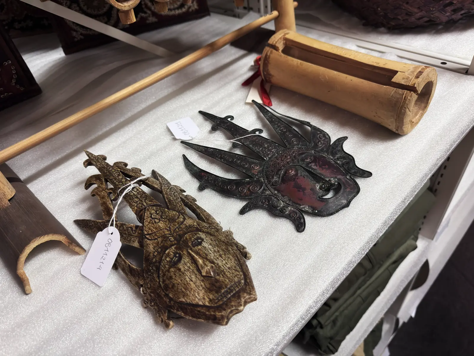 Rijen archiefstellingen met honderden genummerde dozen en mappen in het depot van Museum Maluku in Rotterdam
