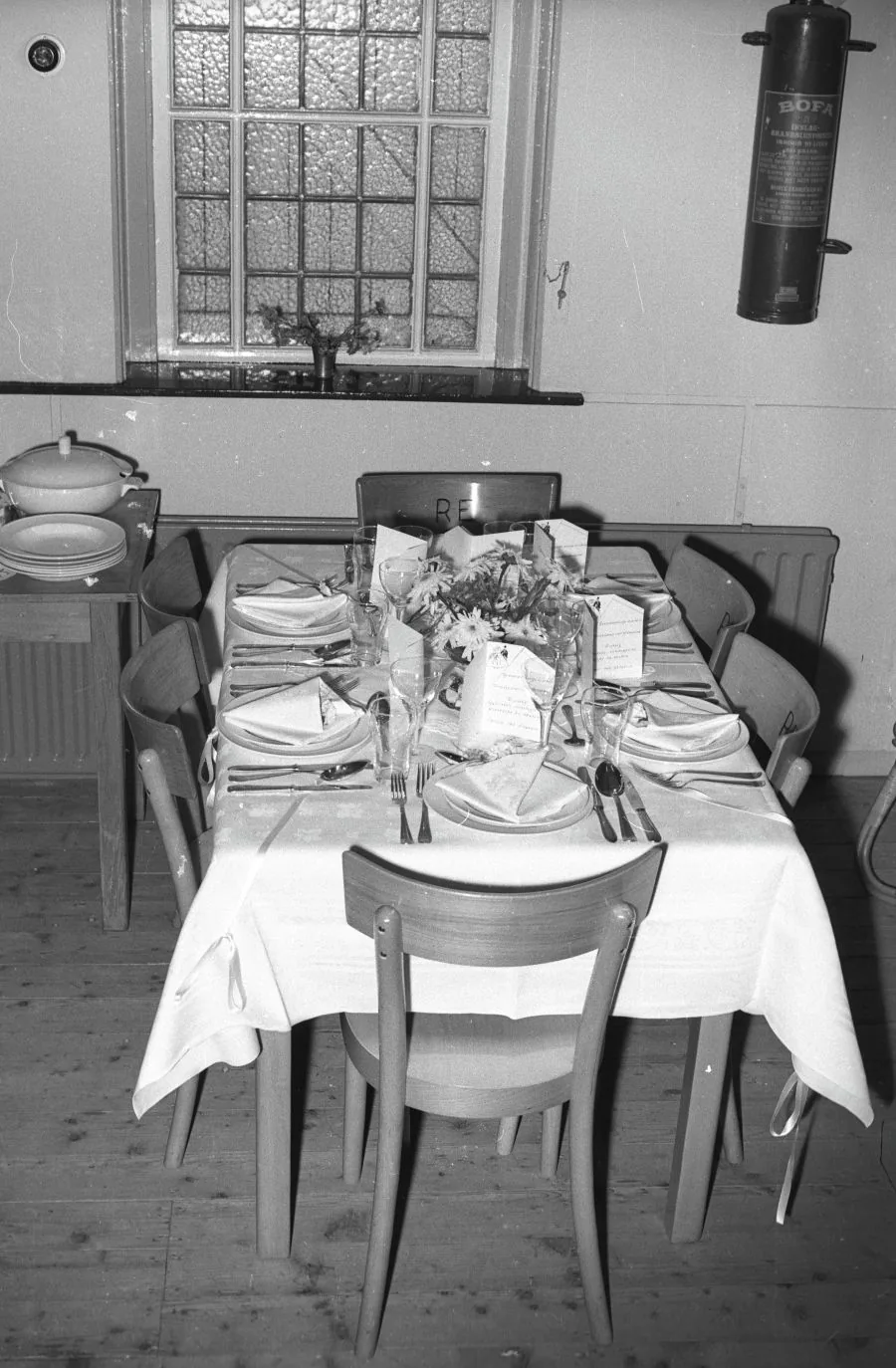 Zwart-witfoto uit de fotocollectie van Otto Tatipikalawan van het leven in een Molukse wijk