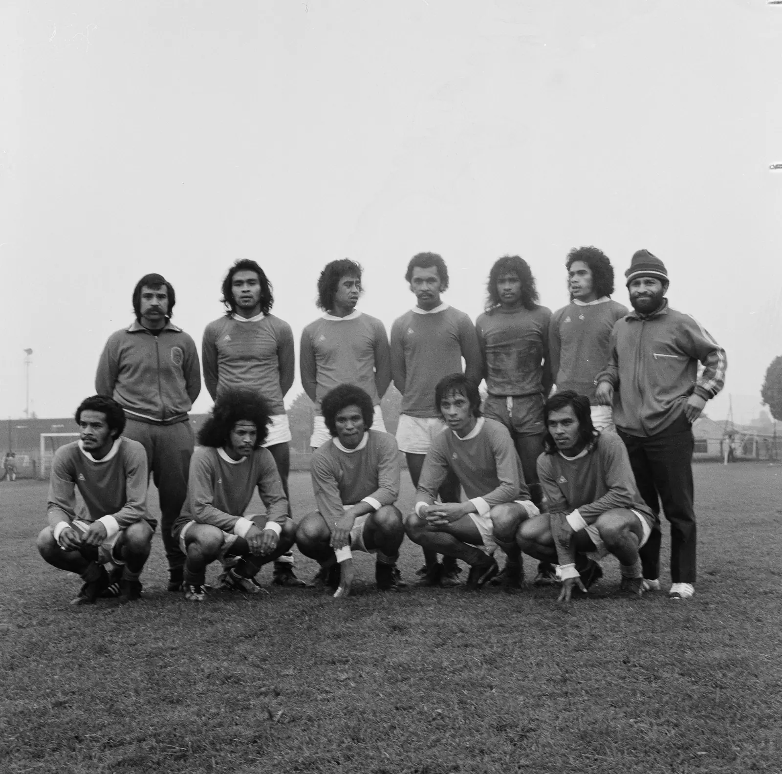 Zwart-witfoto van voetbalteam