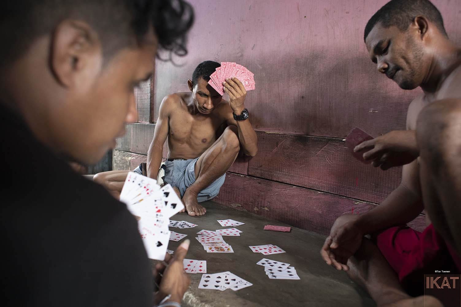 Kaartspelers in Batu Merah, afbeelding 1