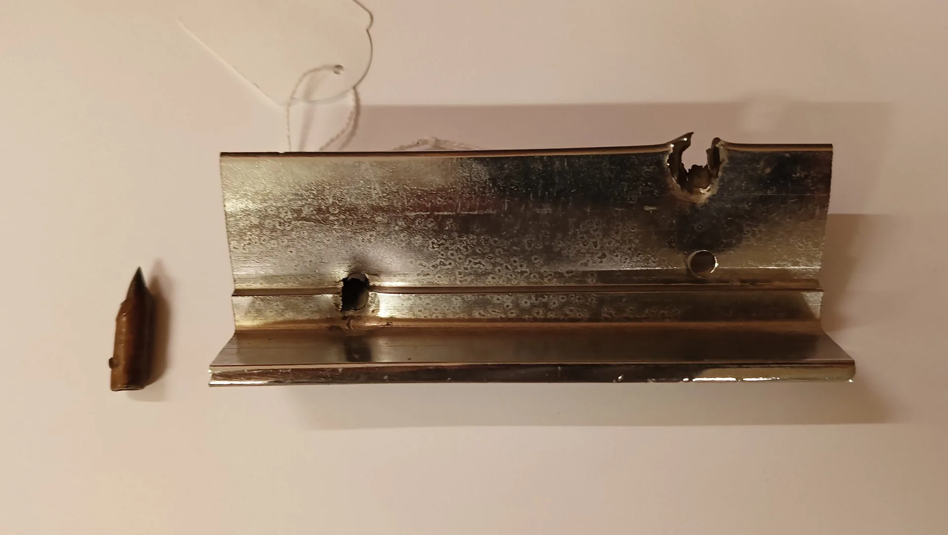 11 juni 1977, De Punt, Museum Maluku, Kogelgaten in raamkozijn