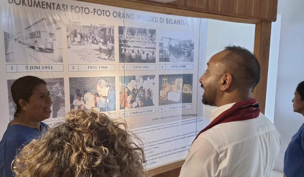Museum Maluku Versterkt Internationale Samenwerking na Werkbezoek aan de Molukken, Rondleiding door Ibu Mevie Mailoa, hoofd educatie Museum Siwa Lima