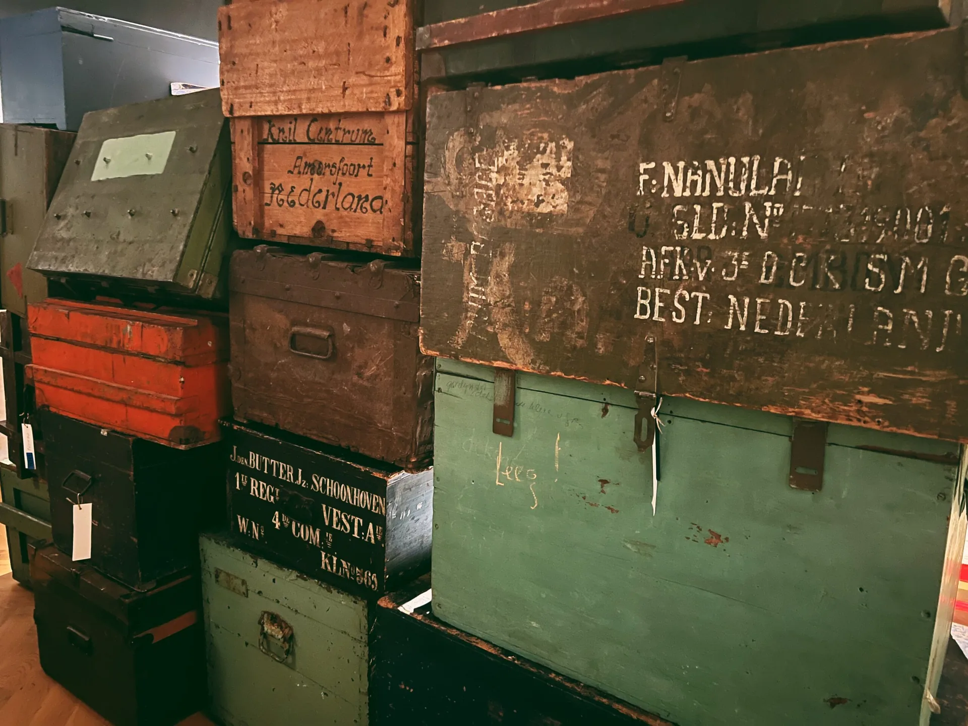 Afgestoft: Van kist naar kast, Museum Maluku, Museum Sophiahof, Den Haag, kisten, koffers