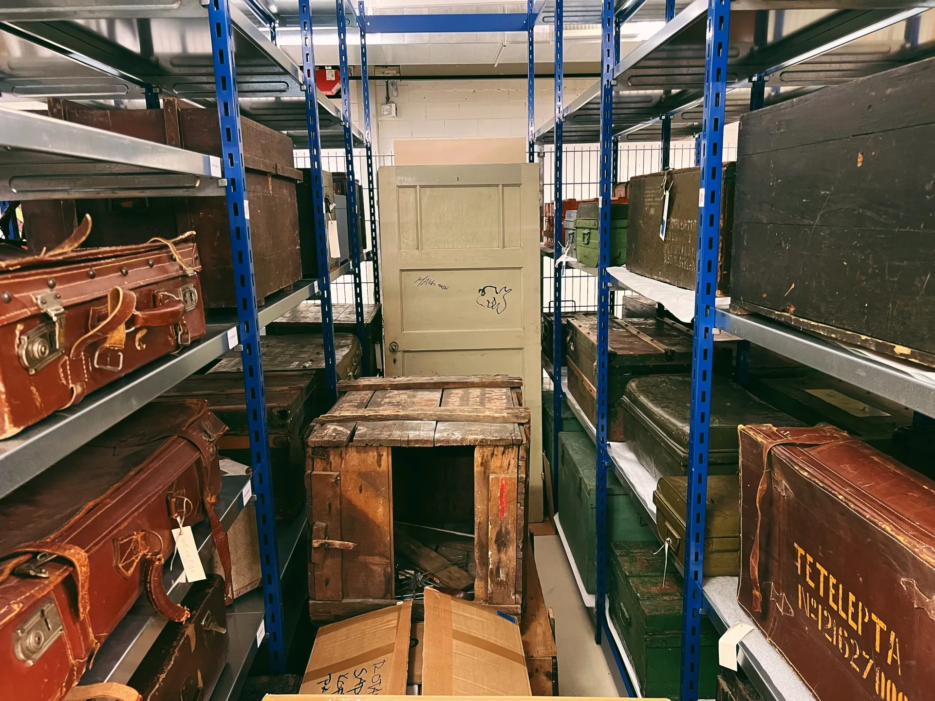hutkoffer, legerkisten, Reïnda Hully, conservator, Museum Maluku, metaafhof, depot, Rotterdam