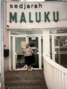 Tatiana Wenno voor de voormalige locatie van Museum Maluku.