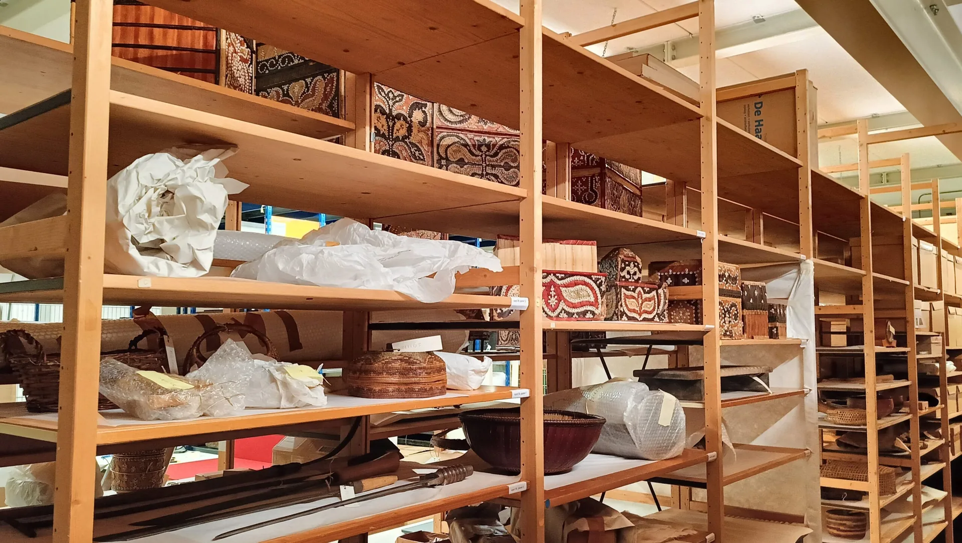 Van –20 naar 1 hoog, column, Huib Akihary, Hoofd collecties & conservator, Museum Maluku, stellingen, museumdepot