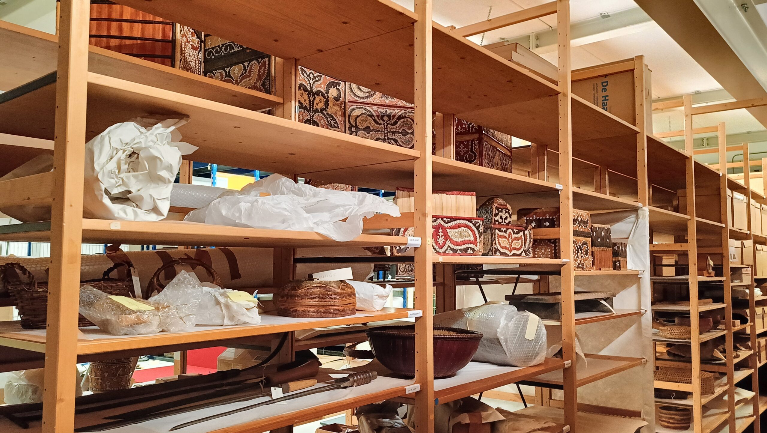 Van –20 naar 1 hoog, column, Huib Akihary, Hoofd collecties & conservator, Museum Maluku, stellingen, museumdepot