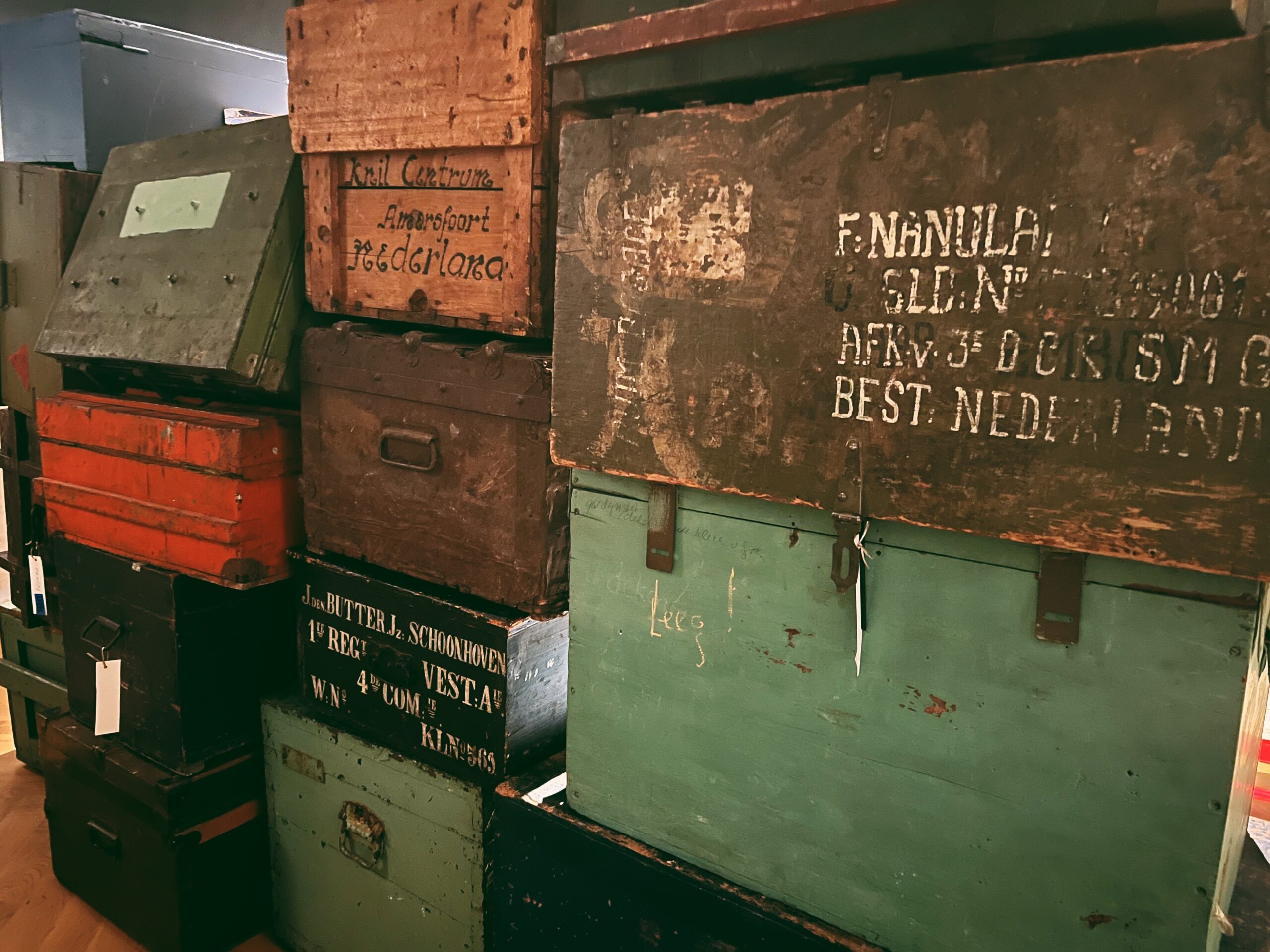 Afgestoft: Van kist naar kast, Museum Maluku, Museum Sophiahof, Den Haag, kisten, koffers