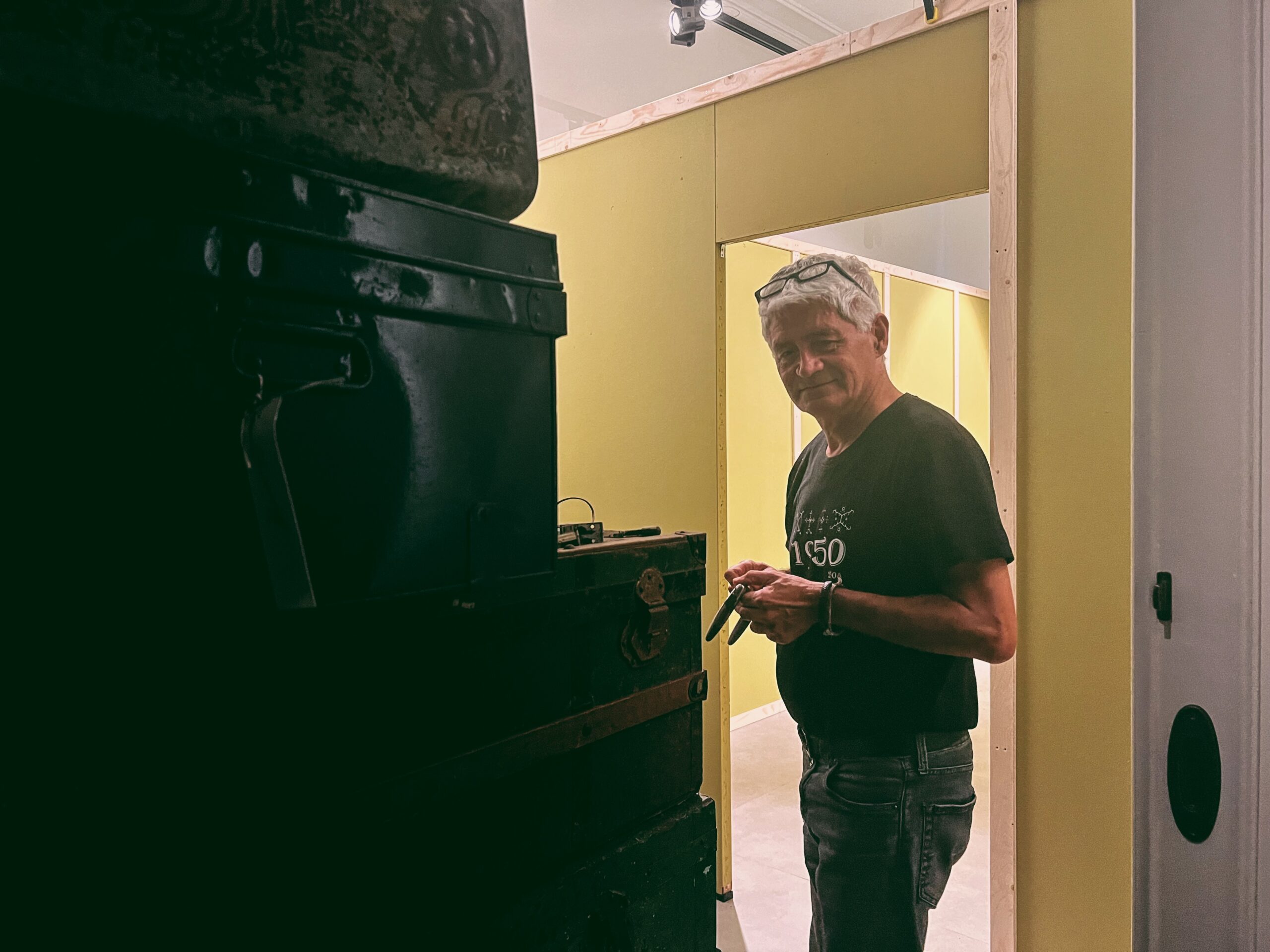 Opbouw expositie, Afgestoft: Van kist naar kast, Museum Maluku, Museum Sophiahof, Den Haag, Huib Akihary